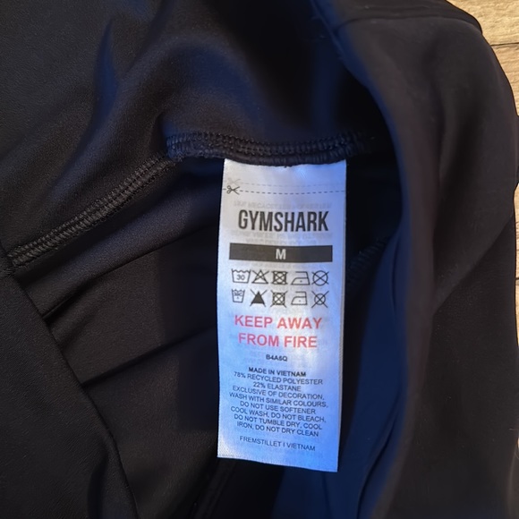 Medium sized, gym shark black shiny leggings - Picture 2 of 2